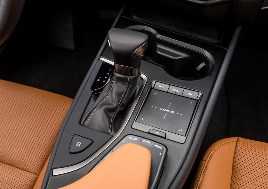 Детали интерьера Lexus UX250h F-Sport 2018 года  (NA) (фото 14 из 40)